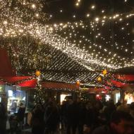Blick auf die Buden hinterhalb vom Sternenhimmel Ã¼ber den Weihnachtsmarkt am KÃ¶lner Dom (30.11.2017)