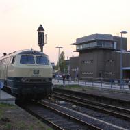 auf der RÃ¼ckfahrt zog 215 082-9 den Sonderzug ohne Dampflok alleine nach KÃ¶ln. Hier zu sehen die Abfahrt im Bahnhof Euskirchen. (21.04.2018)