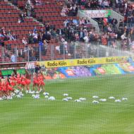 wennn man den Spielverlauf mit einem Bild wiedergeben müßte : der FC macht sich selber nass ! Die Cheerleader auf der Flucht vor dem Rasensprenger - Aufstiegsfeier beim 1. FC Köln (12.5.2019)