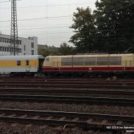 103 222-6 der DB Systemtechnik mit Meßzug im Bahnhof Köln West (15.10.2013) Leider zu weit vom Bahnsteig entfernt.