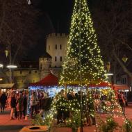 der groÃŸe *Weihnachtsbaum* auf dem KÃ¶lner Choldwigplatz - Weihnachtsmarkt (10.12.2019)