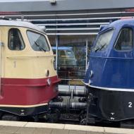 Köln im Jahr 2019 : E10 1309 und 110 428-0 von TRI zusammen auf dem *Küchengleis* abgestellt. Beide Loks sind fast täglich im (Sonderzug- und regulären Zug-) Einsatz. (23.12.2019)