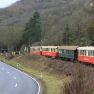 von Brohl nach Niederzissen verläuft die Strecke nahezu parallel zur Bundesstraße - Brohltalbahn Weihnachtsfahrt 2019