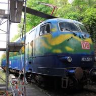 103 220-0 stand bis Mai 2014 rollfÃ¤hig im Eisenbahnmuseum Neustadt an der WeinstraÃŸe (Foto: Mai 2013). Die Lackierung erfolgte passend zum Touristik-Sonderzug der DB. Zwei V160 waren nahezu gleich lackiert.