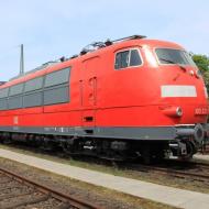 103 233-3 steht rollfÃ¤hig in DB-Museum in Koblenz-LÃ¼tzel (April 2014). Laut Museum ist die Lok betriebsfÃ¤hig aufgearbeitet - es fehlen allerdings die Stromschienen. Einzige 103 in orientroter Lackierung.