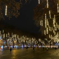 auf dem Neumarkt wurden die Bäume mit Lichterketten ein wenig geschmückt - Kölner Weihnachtsmärkte 2020 (12.12.2020)