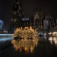 ein Blick auf den größten Teil vom festlichen Roncalli Platz - die Domhotel Baustelle links als auch die Renovierungsbaustelle vom Römisch Germanischen Museum haben ihren Anteil am trostlosen Gesamteindruck - Kölner Weihnachtsmärkte 2020 (12.12.2020)