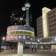 Nachts am Alex, mit Blick auf die Weltzeituhr, mit dem Bahnhof und Fernsehturn im Hintergrund - Berlin im zweiten Lockdown (26.2.2021)