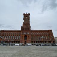 ein Blick auf den Regierungssitz vom Land Berlin - dem Roten Rathaus - Berlin im zweiten Lockdown (26.2.2021)