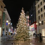 Köln Schildergasse (28.12.2021) - Weihnachtsbäume 2021