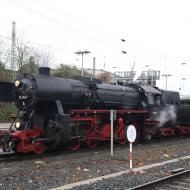 Überholungshalt in Giessen - Neujahrsfahrt 2022 der Historischen Eisenbahn Frankfurt mit 52 4867 (2.1.2022)