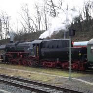 Überholungshalt in Nidda- Neujahrsfahrt 2022 der Historischen Eisenbahn Frankfurt mit 52 4867 (2.1.2022)