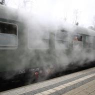 geheizt wird im Zug natürlich mit Dampf, kleine Undichtigkeiten an den Leitungen sind leicht zu erkennen wie hier beim Stop in Nidda - Neujahrsfahrt 2022 der Historischen Eisenbahn Frankfurt mit 52 4867 (2.1.2022)
