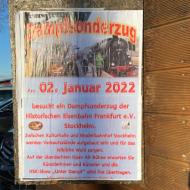 die Ankündigung vom Sonderzug mit Werbung für das Bahnhofsfest mit der HSK Liveshow war am Bahnhof zu sehen- Neujahrsfahrt 2022 der Historischen Eisenbahn Frankfurt mit 52 4867 (2.1.2022)
