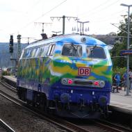 218 443-0 wurde 1976 bei Henschel gebaut. Die Lok gehört weiterhin der DB Regio, wird allerdings seit (?) von DB Gebrauchtzug für Vermietungen genutzt. 2022 wurde sie umlackiert. Sie war nicht einer der beiden 218er (218 416/418), die damals in der DB Touristikzug Lackierung vor Urlaubszügen eingesetzt wurde. Die Aufnahme zeigt die Lok als Leerzug kurz vor dem Koblenzer Hauptbahnhof (2.7.2022).