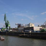 schwere Maschinen werden am Osthafen zum Verladen eingesetzt - Pendelfahrt auf der Frankfurter Hafenbahn (27.7.2022)