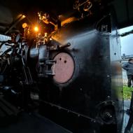 Blick auf den Kessel mit Feuerbüchse (die runde Tür). Die Lok ist für den Ein-Mann-Betrieb gebaut worden. Kohle wird am Chiemsee jeweils am Endbahnhof nachgelegt. - Chiemsee Dampflok zu Gast auf der Brohltalbahn zur Adventszeit (10/11.12.2022)