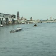 Highlight der Fahrt : Blick von der Südbrücke auf die Altstadt - Rund um Köln - unterwegs im AKE Rheingold mit E03 001 (22/23.4.2023)