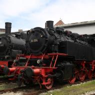 64 049 und 94 1697 vor dem Lokschuppen - 2. Nördlinger Eisenbahnfest (20. Mai 2023)