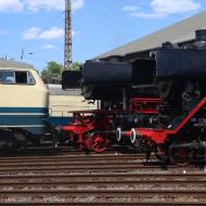 215 082-9 zog verschiedene Loks zum Drehen auf die Drehscheibe, wie hier 23 042 - Lokschuppenfest im historischen Bahnbetriebswerk Hanau (3/4.6.2023)