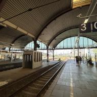 der nicht dem aktuellen Bahnstandard entsprechende Bahnhof hat seinen Charme - Mönchengladbach Hbf - erste Fahrt von 01 1104 nach mehr als 40 Jahren (10.06.2023)