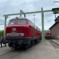 216 006-7 ist eine der erhaltenen V160 Vorserienloks (*Lolo*), die dem privaten Bahnmuseum gehört - Viaduktfest in Altenbeken - Vivat Viadukt (30.6.-2.7.2023)