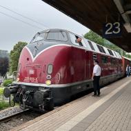 220 033-5 der Hammer Eisenbahnfreunde zog einige der Sonderzüge von Paderborn über den Viadukt nach Altenbeken - hier im Bahnhof Altenbeklen - Viaduktfest in Altenbeken - Vivat Viadukt (30.6.-2.7.2023)