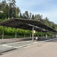 diese historische, dreigleisige  Bahnsteighalle wird auch von der Stra0enbahn der Linie S1 genutzt - 
unterwegs mit 58 311 - Saisonstart der UEF auf der Albtalbahn (2. Mai 2024)