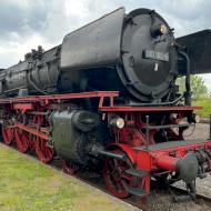 01 180 zog einen Teil der Zubringerzüge, stand aber auch für Führerstandsmitfahrten zur Verfügung, hier am Museumsbahnsteig im Museum zu sehen - Museumstage im Eisenbahnmuseum Bochum 2026 mit 01 180 aus Nördlingen