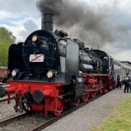 38 2267 zog einen Teil der Zubringerzüge, stand aber auch für Führerstandsmitfahrten zur Verfügung - Museumstage im Eisenbahnmuseum Bochum 2026 mit 01 180 aus Nördlingen