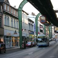 Wuppertal Schwebebahn - kurz hinter der Haltestelle Vohwinkel - auf der Straße fährt eimn O-Bus nach Solingen (03.10.2005)