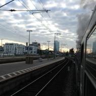 Ausfahrt aus dem Frankfurter Südbahnhof. Die linksmainisch gelegene EZB spiegelt sich auf dem bm234 D-Zug-Wagen der HEF (04.06.2015)