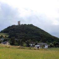 Ortschaft Hain - im Hintergrund Burg OlbrÃ¼ck (25.07.2015)
