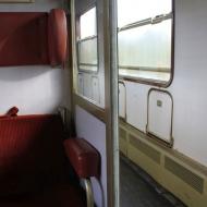 unterwegs im BM234 - Blick auf den Gang - mit ausklappbaren Notsitzen und Fenstern, die sich Ã¶ffnen lassen (03.04.2016)