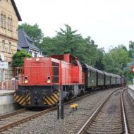 Blick auf den kompletten Museumszug - mit moderner Diesellok MaK G 1206 am anderen Zugende - im Endbahnhof Mettmann-Stadtwald (12.06.2016)