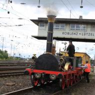 Der Adler - Zug - Nachbau aus dem Jahr 1935 (nach dem Brand im DB Museum im Jahr 2005 mußten die fast nur aus Holz bestehenden Wagen neu gebaut werden) stand für Pendelfahrten über das Güterbahnhofsgelände zur Verfügung.