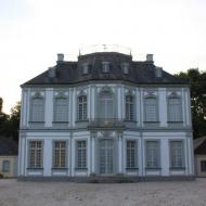 Schloss Falkenlust - Blick von der Feldseite (13.08.2016)