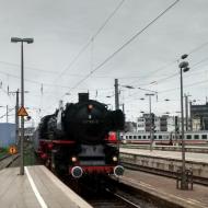 01 150 fährt mit dem nostalgiezugreisen.de Sondrzug in den Kölner Hauptbahnhof ein - unterwegs nach Koblenz (01.04.2017)