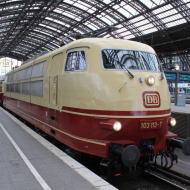 103 113-7 steht seit Anfang 2017 wieder in DB Mseum Koblenz - sie zog auch den Sonderzug von Köln nach Koblenz am Samstag - hier im Kölner Hbf - Sommerfest DB Museum Koblenz 2017