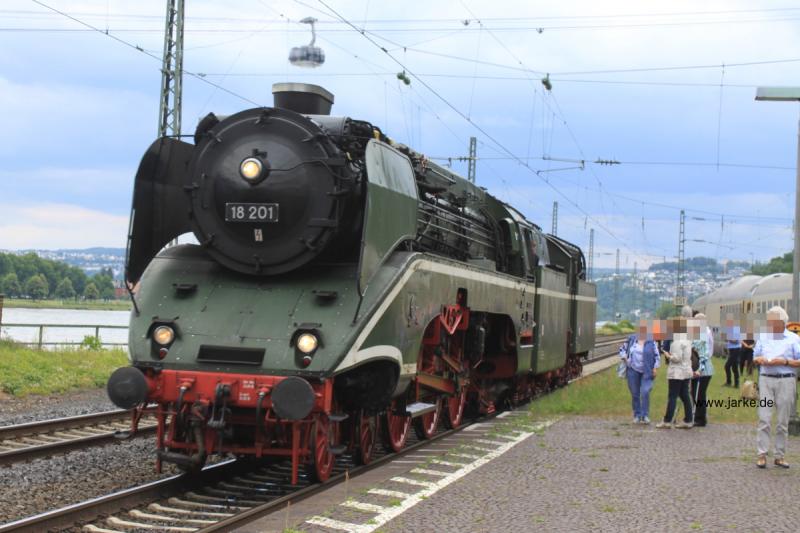 18 201 auf dem Weg zum Wassertanken im Bahnhof Koblenz Ehrenbreitstein (17.06.2018) - unterwegs mit 18 201