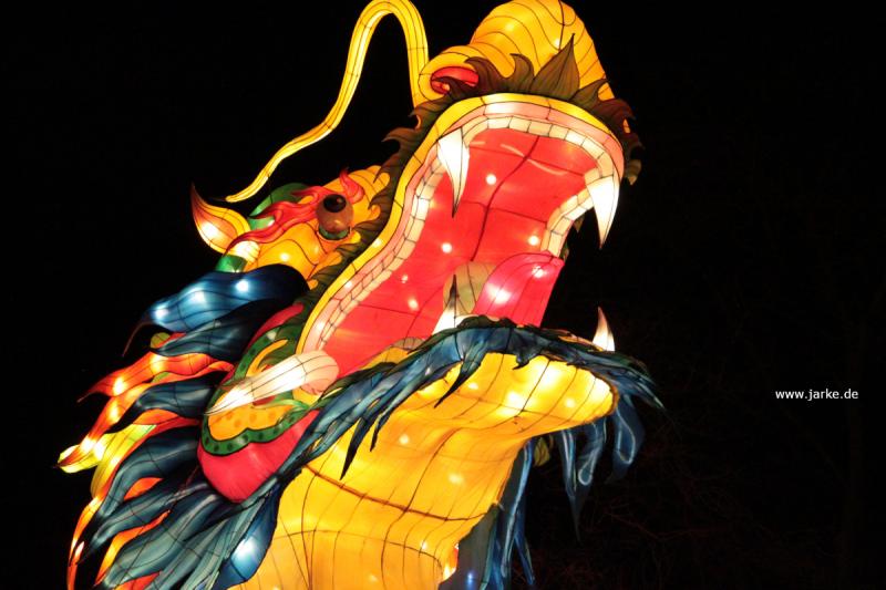die groÃŸe Drachenfigur steht dieses Jahr vor dem Zooeingang - China Light-Festival im KÃ¶lner Zoo 2019/20