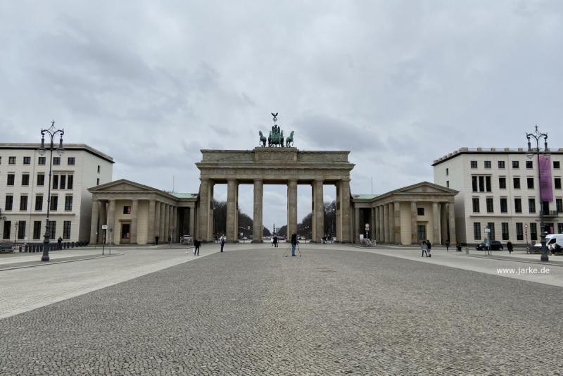 DAS Symbol der einstigen Teilung und erneuten Wiedervereinigung der Stadt - das Brandenburger Tor mit dem Pariser Platz - Berlin im zweiten Lockdown (26.2.2021)