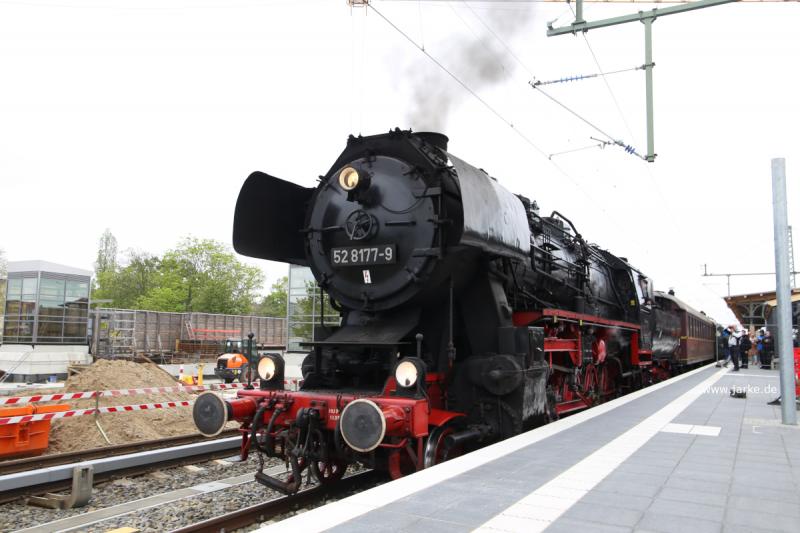 Dampflok Else steht abfahrbereit am Bahnhof Berlin Schöneweide - Unterwegs mit 52 8177-9 auf der Berliner Ringbahn (6.5.2023)
