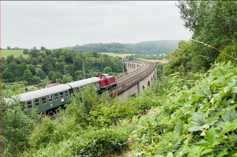 212 079-8 mit Pendelzug der Hammer Eisenbahnfreunde unterwegs auf dem Altenbeker Viadukt Richtung Paderborn - Viaduktfest in Altenbeken - Vivat Viadukt (30.6.-2.7.2023)
