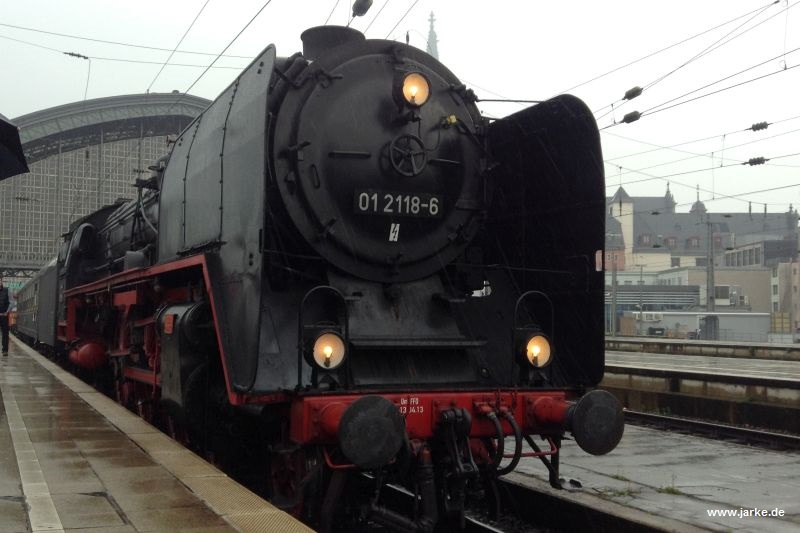 01 118 bekam zum Dresdner Dampfloktreffen 2015 wieder ihre EDV-Nummer 01 2118-6 zurück. Unterwegs mit einem Sonderzug von Köln Hbf nach Cochem. 15 (!) Wagen, unterstützt von der TEE-farbenen 218 105-5. (25.04.2015)