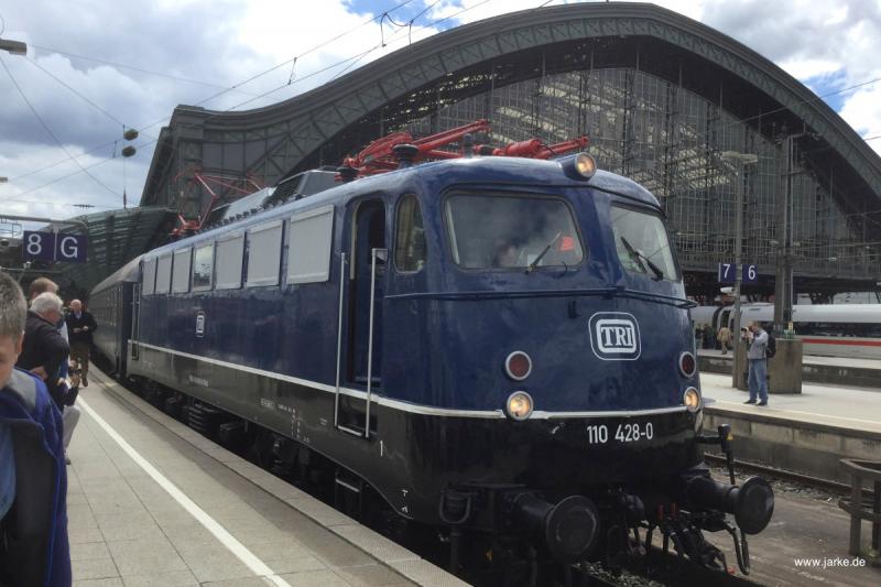 BÃ¼gelfalten E10 mit der Betriebsnummer 110 428-0 zieht einen Westfalendampf Sonderzug von Bremen nach KÃ¶ln. Der Zug besteht aus klassichen Am bzw. Bm D-Zugwagen der Bundesbahn der 60er/70er Jahre in grÃ¼ner bzw. tÃ¼rkiser Lackierung. (20.05.2017) Die Lok wurde 1966 gbaut, 2013 erfolgte die z-Stellung, spÃ¤ter der Einsatz als Heizlok, Reaktivierung, und im Jhr 2016 der Verkauf. Erst Anfang 2017 iwurde die Lok im Aw Dessau neu fÃ¼r TRI gefristet. 