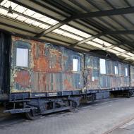 ein preussischer Gepäckwagen (Frankfurt 4038) steht nach Jahren im ungeschützten Gelände endlich wieder in der schützenden Halle - Arbeitsvorrat für die nächsten Jahre - Museumstage im Eisenbahnmuseum Bochum: 38 2267 wieder unter Dampf (29/30.4.2023)