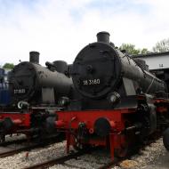 57 3525 (fiktive Nummer - Lok wurde nach dem Bau nach Rumänien verkauft) mit 38 3180 vor dem Lokschuppen - 2. Nördlinger Eisenbahnfest (20. Mai 2023)