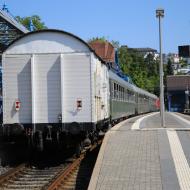 der Sonderzug ohne zweite Lok im Bahnhof Königstein, mit freier Sicht auf den GMS - Mit Volldampf in den Taunus 2023