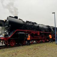 in Basdorf wurde Wasser nachgefüllt und die Lager nachgeschmiert - Adventsfahrten der Berliner Eisenbahnfreunde mit 03 2155-4 (29.11.2025)